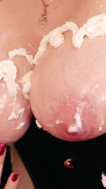 Unvergesslicher moment aus "Erotisches video von Latex-domina-herrin und ihrem hübschen subgirl"