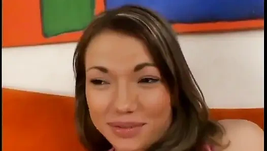 Возбужденная крошка наслаждается хорошим минетом с твердым хуем