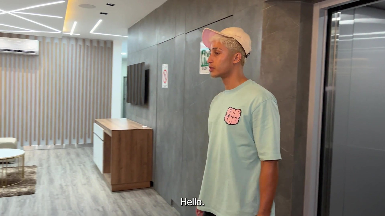 拉丁熟女秘书在办公室里操她老板的年轻客户，直到他们射在她脸上！Kylei Ellish