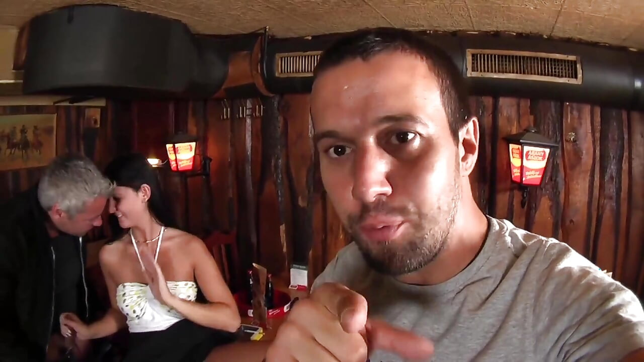 Tua & muda - cewek semok rambut cokelat dientot sama dua pria di depan umum, tonton video erangannya!