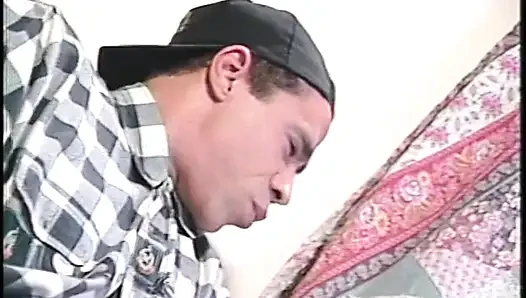 Güzel memeli siyah sürtük yatak odasında beyaz bir yarakla sert sikişiyor