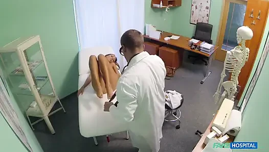 Fake hospital - heißer junger arsch, der zur vollständigen untersuchung gesprochen wird, nimmt einen creampie