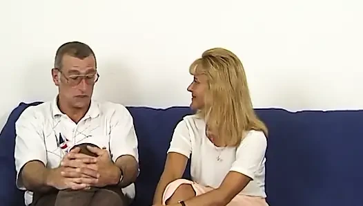 Olgun sarışın derin parmaklamadan önce yarak kafasını çimdikliyor
