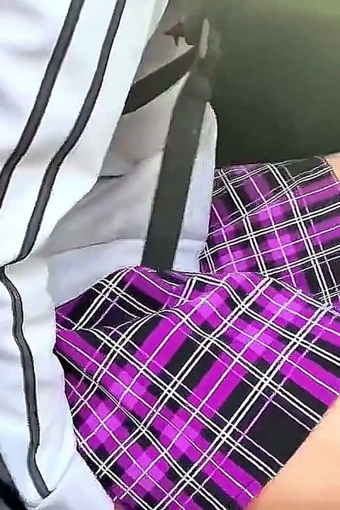 가슴이 큰 아르헨티나 펜데하가 우유를 마시고 있다