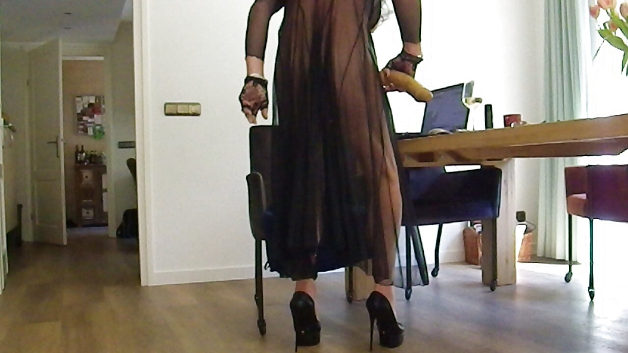 lumina играет с игрушкой