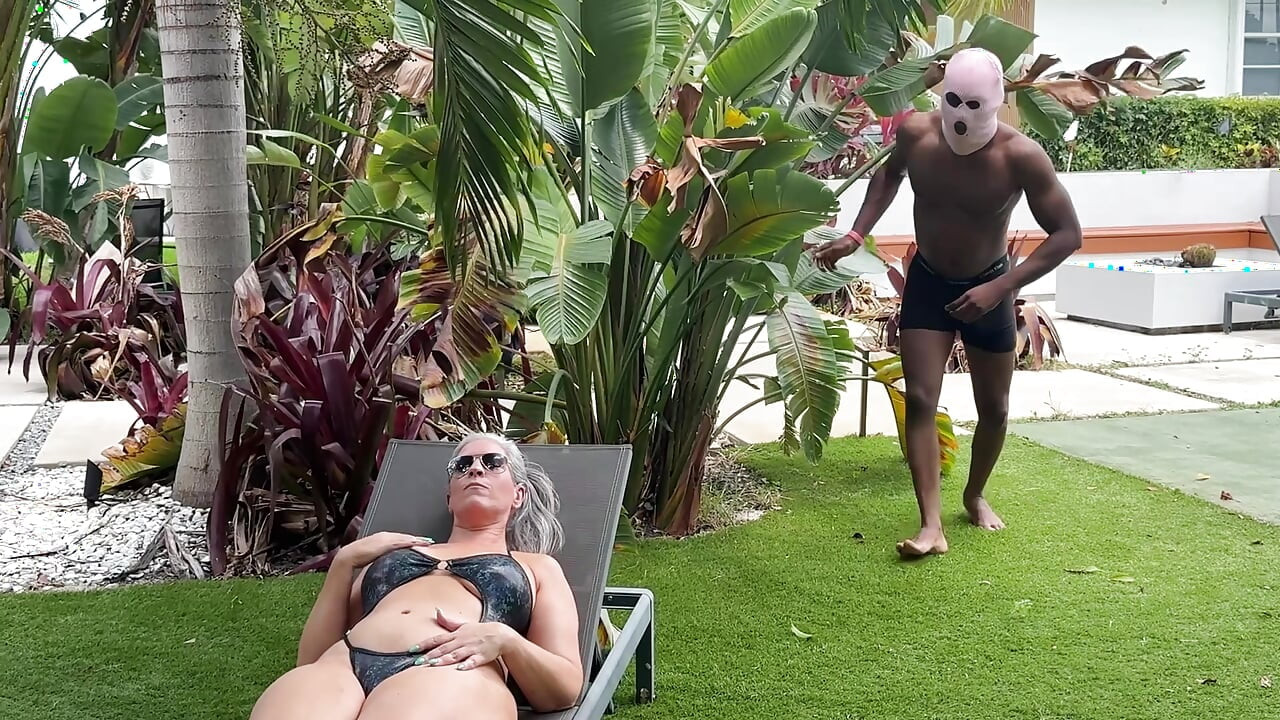 Pulă mare și neagră fute o gilf cu cur mare