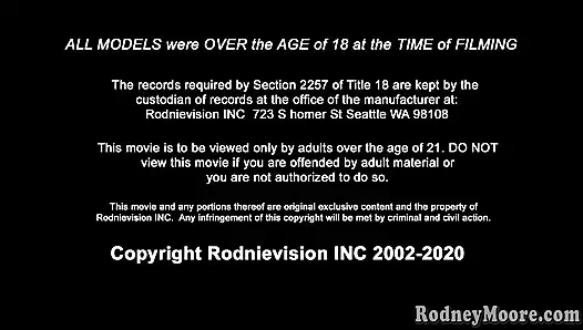 Mükemmel memeli ve kıllı kapkaçlı kıllı kız