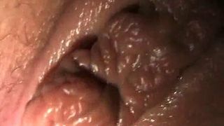 Блондинка сосет член и показывает ее большие мокрые половые губы