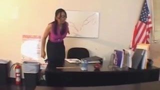 Asiática milf lamiendo el culo y follando