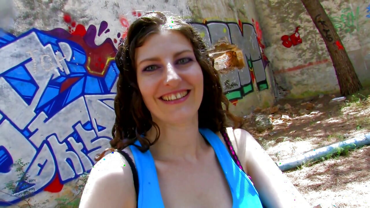 A dögös barna szop egy parkban