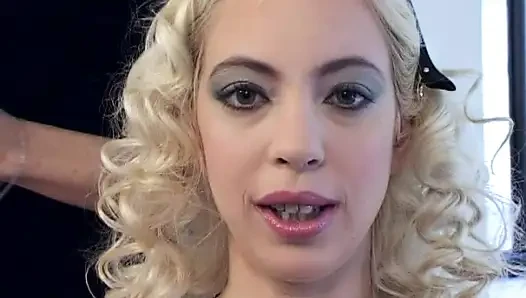 Süße latina blonde sindy hat ihr Make-up mit heißem sperma von zwei großen schwänzen ruiniert