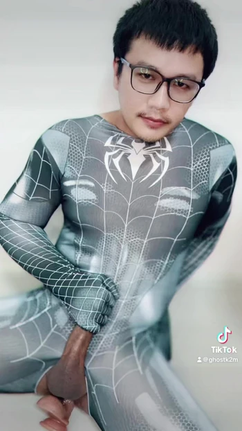 Thaiboy toont pik