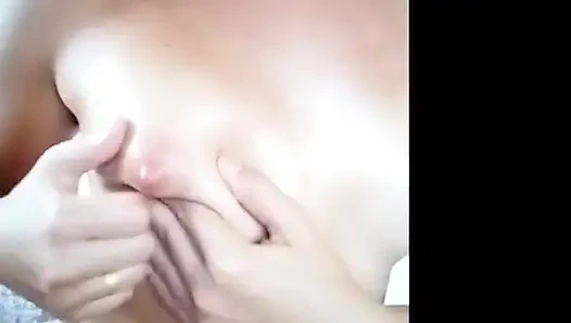 Ölige freche titten und nippel spielen