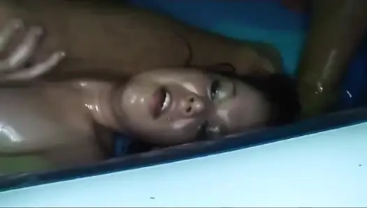 Cewek berlumur lendir ini dientot habis-habisan di pesta seks liar di kolam renang