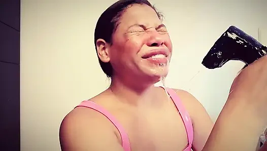 Трахая горло, я разрушаю горло игрушками по самую область яиц