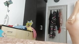 Ibu tiri amatur melancap dengan jarinya ke dalam pepeknya sehingga orgasme. Ibu tiri amatur mencuba pakaian dan memotongnya.