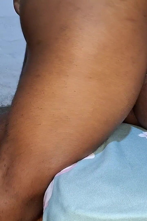 Is kutiya ko apne pair phailana aur bina kisi ke phuhar chhorna pasnd hai