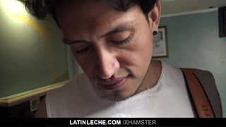 Latinleche - carino stallone latino è convinto a succhiare coc non tagliato