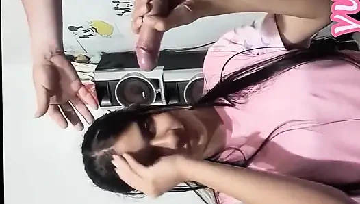 Geile stiefmutter verführt ihren stiefsohn und schluckt sein ganzes sperma