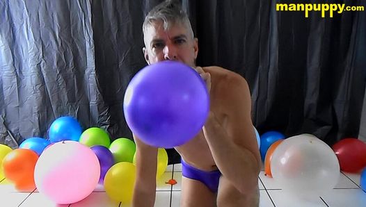 Ballon spelen met geile homo dilf Richard Lennox