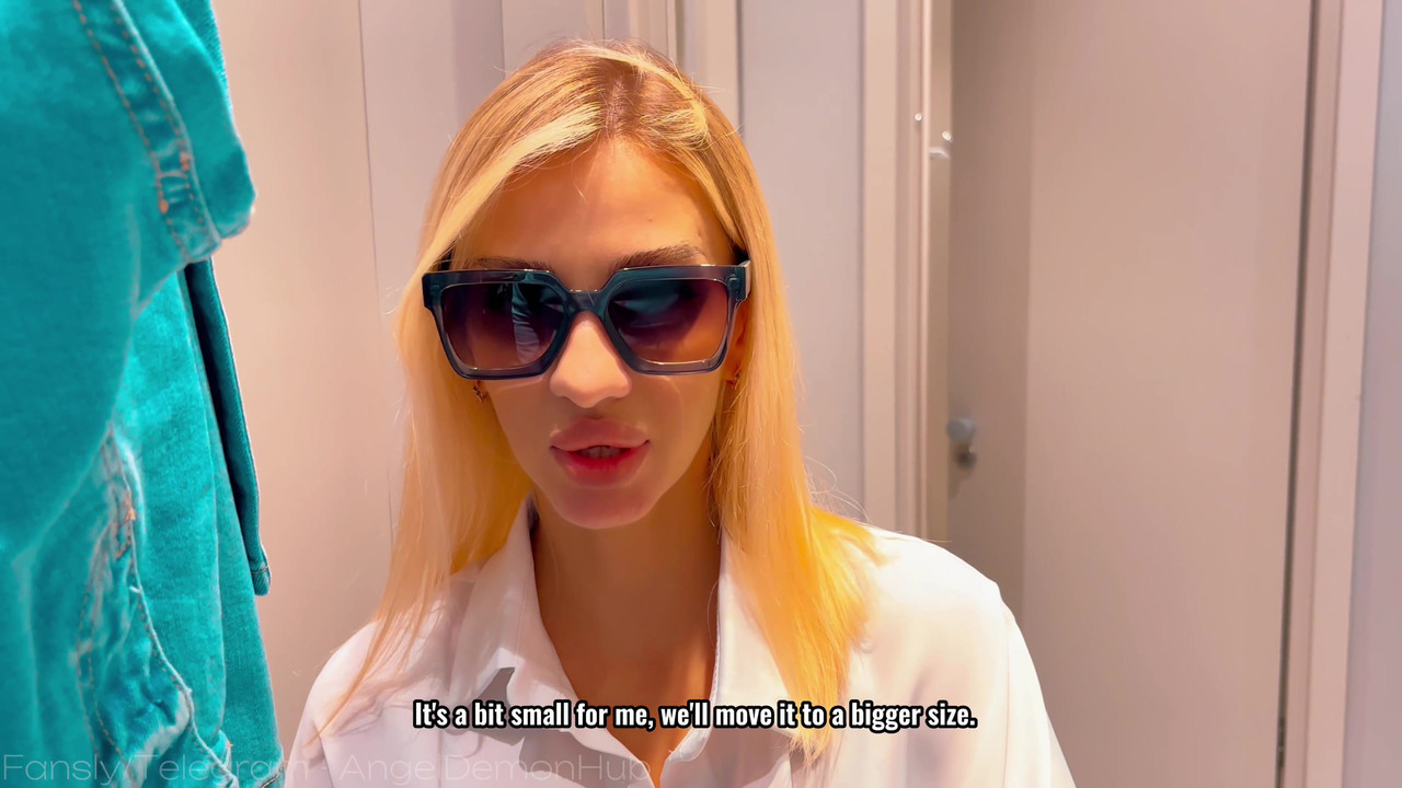 和女销售员在试衣间随意做爱