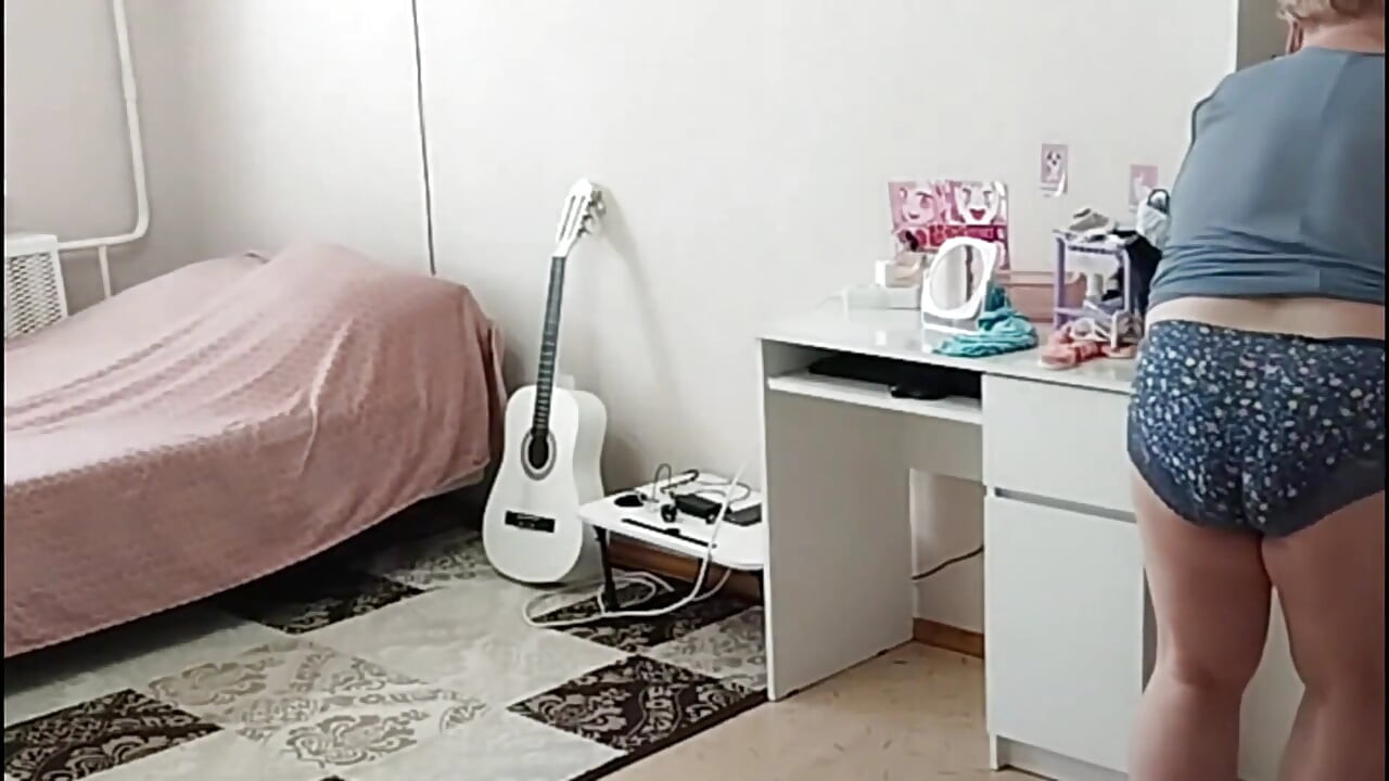 Kayınvalidemi ve odayı nasıl çıplak temizlediğini gözetledim