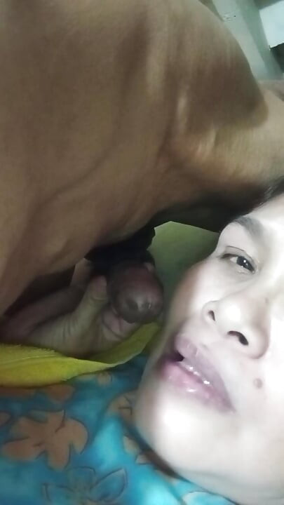 Jugó el 69 mientras ella rubia y la cara a la cámara.
