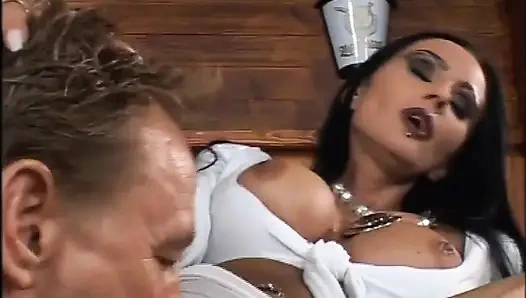 Büyük memeli zenci kız amında büyük beyaz yarağı seviyor