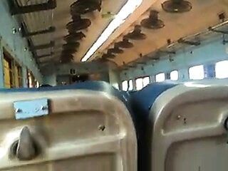공공 기차에서 자지를 빠는 인도 마누라