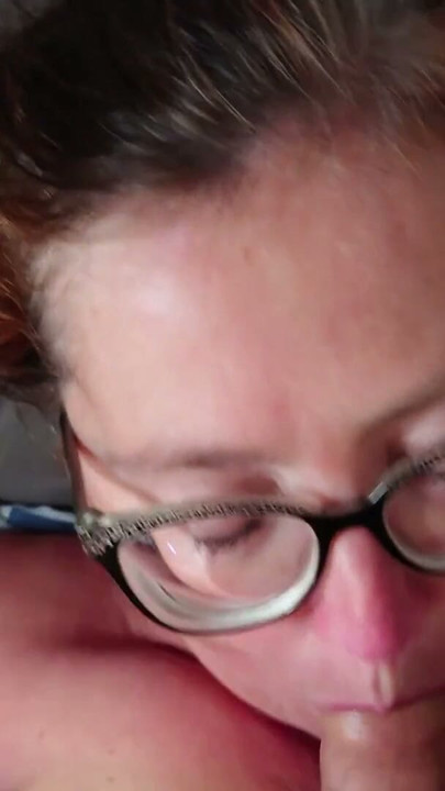 Amateur wife in glasses sucking strangers dick | Osa 1