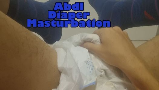 ABDL-Junge in Windeln masturbiert