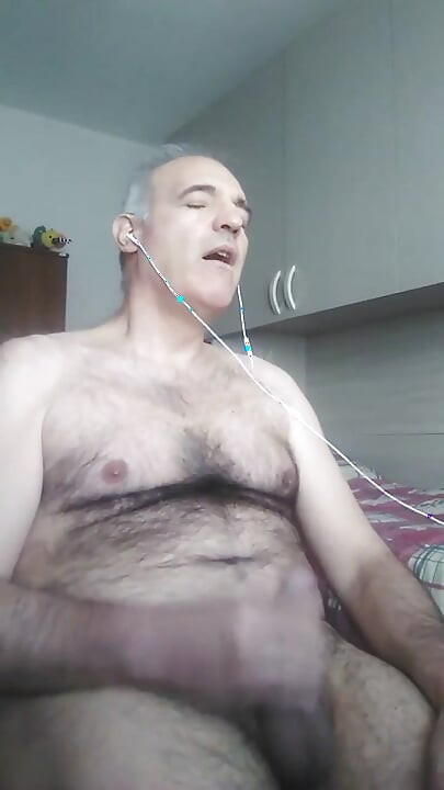 Ekstremno napaljeni i bogohulni očuh želi uzjahati svog pastorka Carla