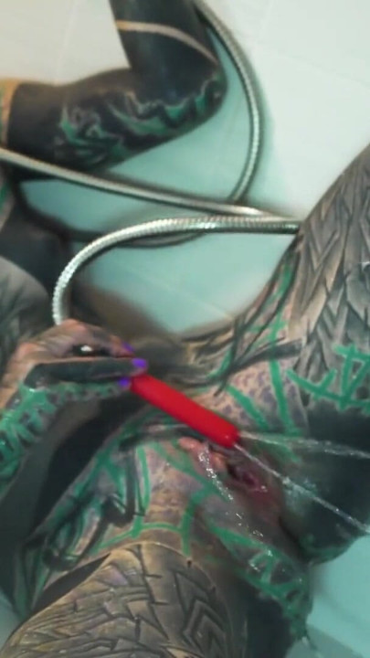 Une modèle lourdement tatouée se masturbe le cul sous la douche | Clip 1