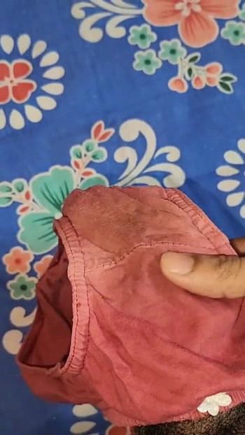 来自“青少年男孩在继妹肮脏的磨损内裤的肮脏内裤上自慰”的惊险时刻