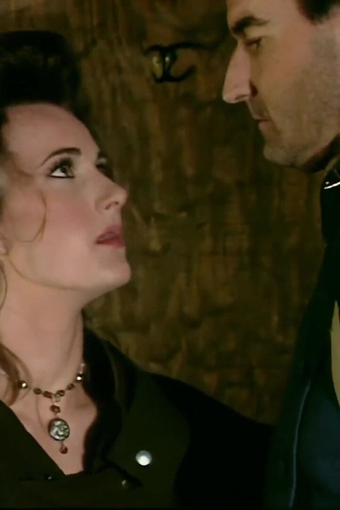 सेक्स के लिए उत्सुक एक श्यामला खुद को चाटने और जुनून के साथ गड़बड़ करने देती है