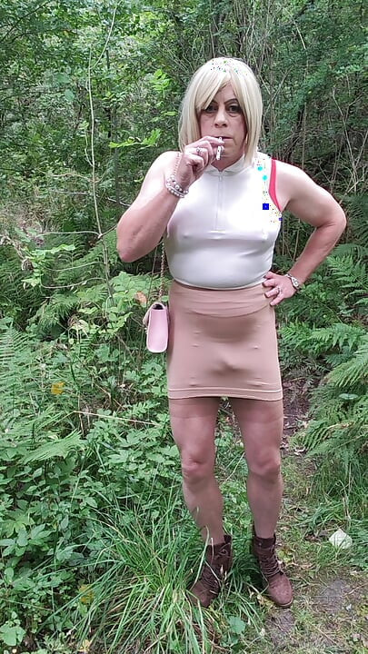Pušim cigaretu i pokazujem izbočinu suknje na mjestu krstarenja