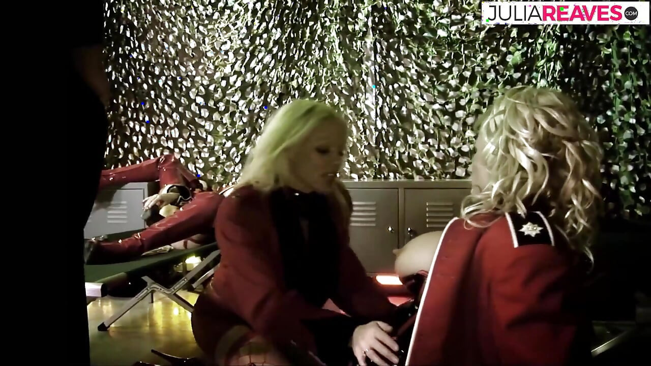 Ruwe seks in rollenspel met grote tieten in uniform