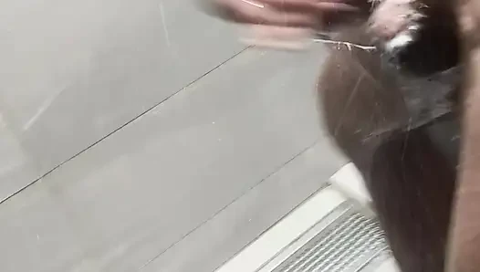 İş yerinde duşta hızlı bir şekilde mastürbasyon