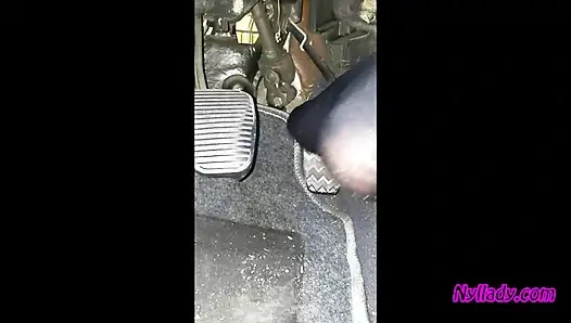 Nyllady fährt und revviert ihren Bravo in high heels stiefeln und schwarzen Ballettwohnungen