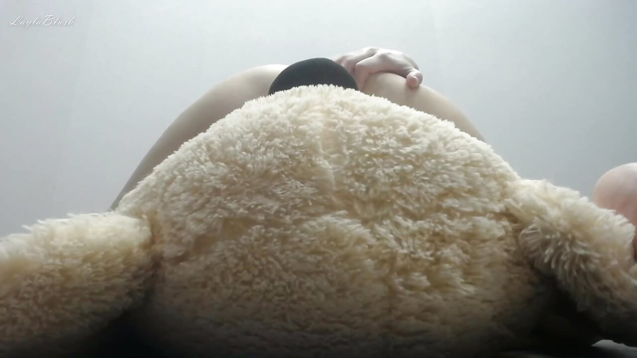 היא אוהבת לזיין את הדובי שלה. דוב מזדיין