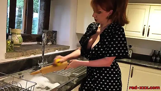 Возбужденная домохозяйка!