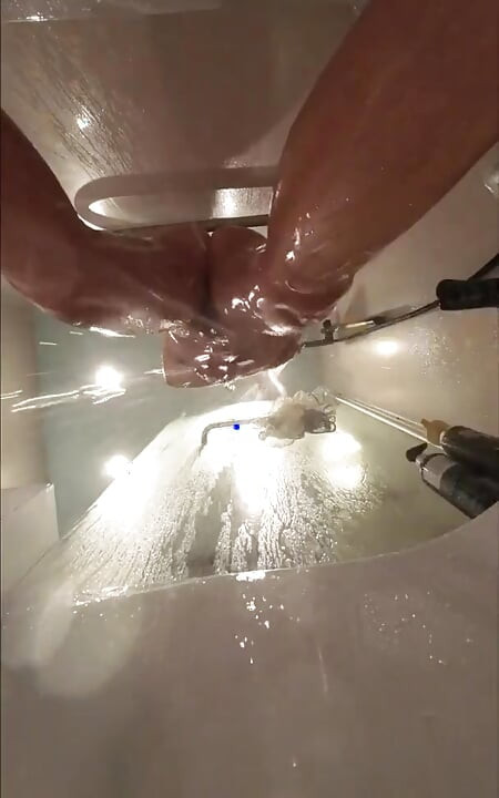 Webcam debajo del baño de las hermanastras. Coño mojado después del sexo con novio