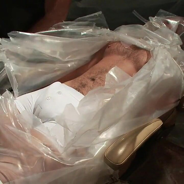 Um novo garanhão, escravidão, enema e virgem com punho duplo