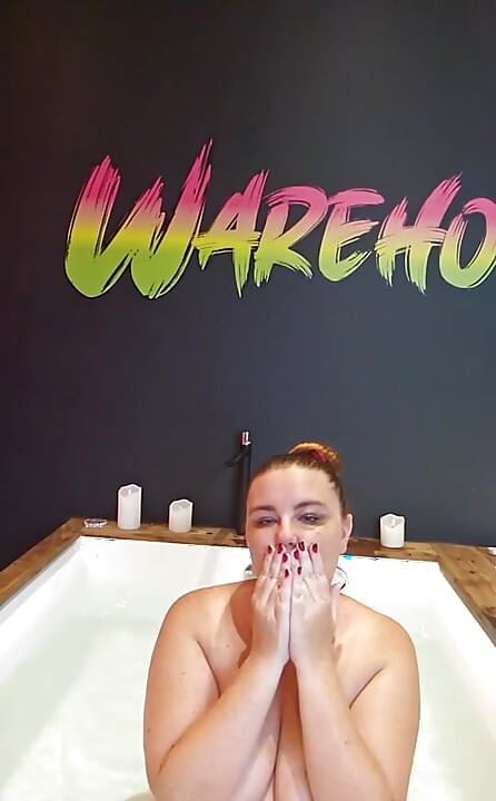 Cum join me in the bath at Warehouse-X ! I have toys! I will bring my ass if you bring you