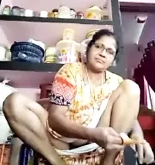 TIRUNELVELI TAMIL DELPHINE AUNTY SHOWING PUSSY HOLE
