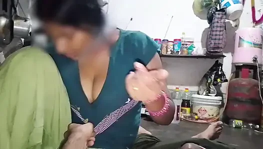 Üvey kız kardeş üvey erkek kardeşinin yarağını emiyor ve üvey erkek kardeşinin yarağını boşaltıyor