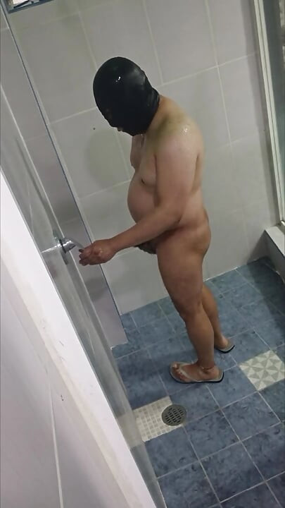 Pazi na cijelo svoje tijelo dok se lijepo kupam u hotelu prije nego što odem na put.