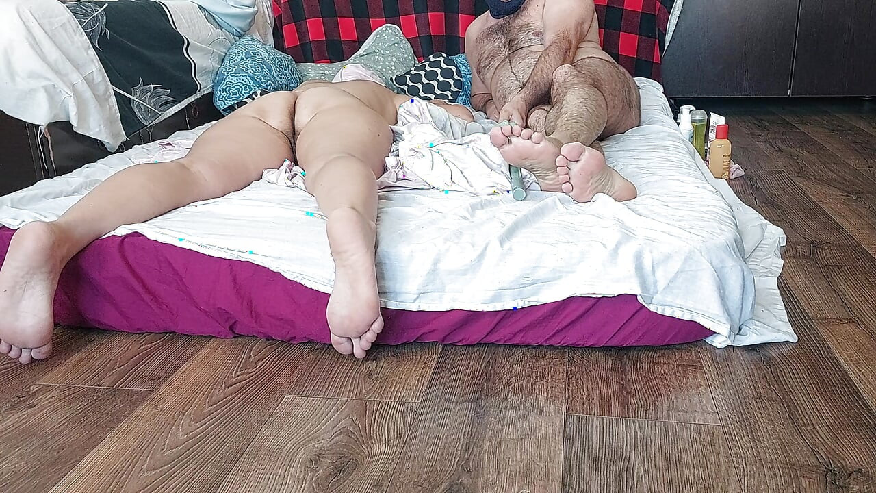 Sensual massage of a hot amateur couple with oil on the body. The woman masturbates me until I do.