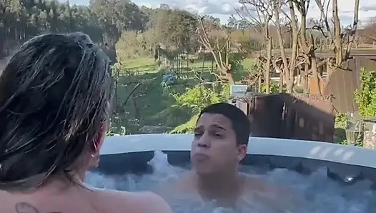 Seks di luar ruangan sama tante seksi rambut pirang di bak mandi air panas - jacuzzi