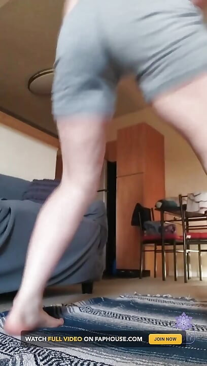 引き締まったお尻で可愛い赤毛の女の子が運動する